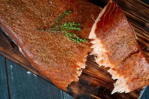 sekeping salmon salai di atas papan kayu