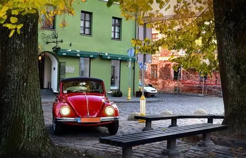 carro vintage vermelho estacionado sob a sombra