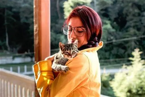 ragazza che porta un gatto