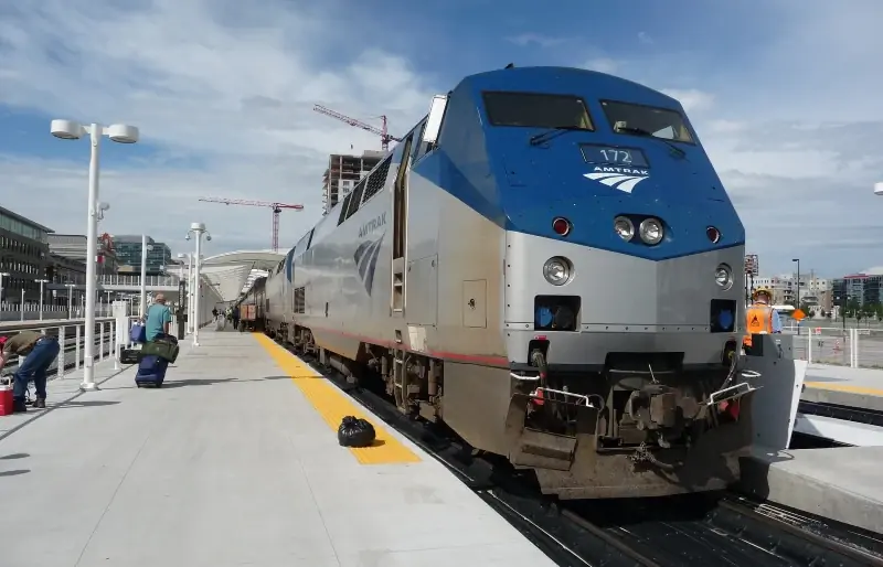 Amtrak-Zug an einem Bahnhof