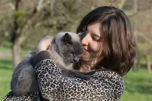 mujer abrazando a un gato