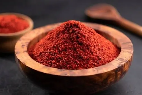 paprika dalam mangkuk kayu