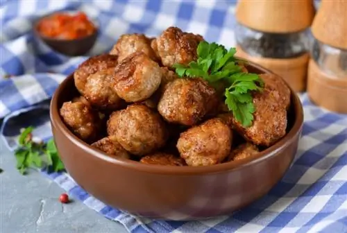 বাদামী বাটি উপর meatballs