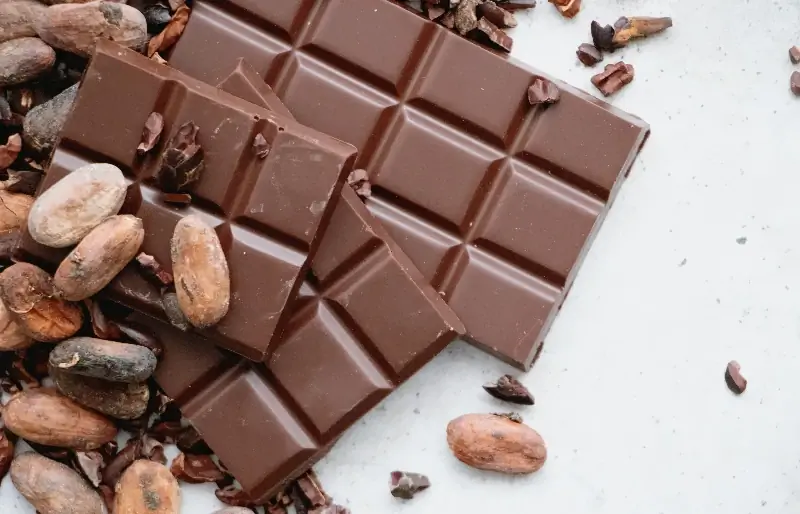 fèves de cacao sur barres de chocolat