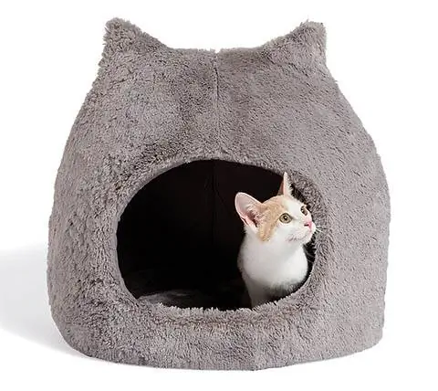 Best Friends av Sheri Meow Hut Covered Cat Bed