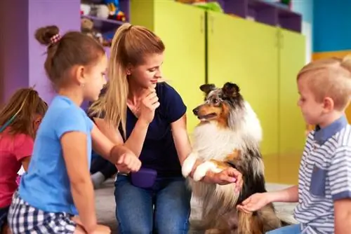 vrouw die hond introduceert bij kinderen