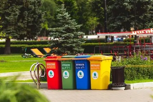 Tempat sampah berkode warna