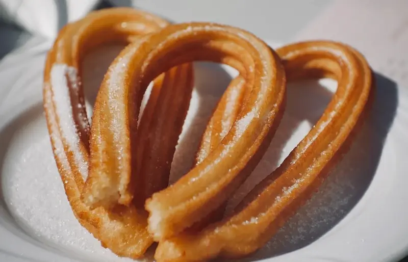 A mund të hanë qentë Churros? Fakte të miratuara nga Veterina