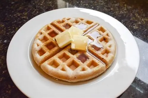 ነጭ ሳህን ላይ waffle