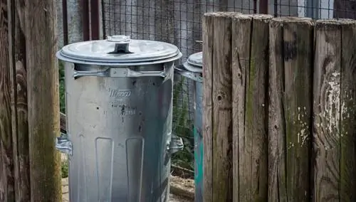 bote de basura al aire libre