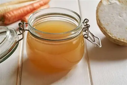 caldo de huesos en un frasco de vidrio