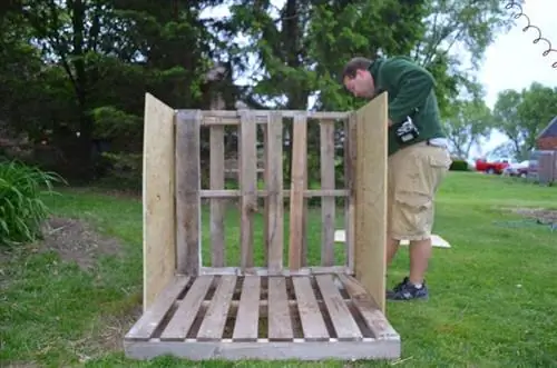 diy dog house mula sa recycled wooden pallets