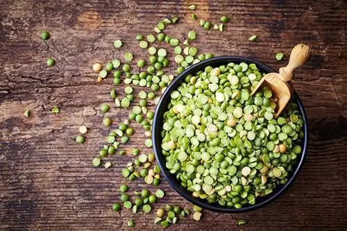 Semangkuk kacang polong hijau dengan latar belakang kayu