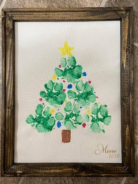 Recuerdo de árbol de Navidad con estampado de pata de bricolaje