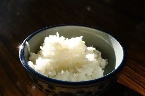 arroz blanco cocido en un bol