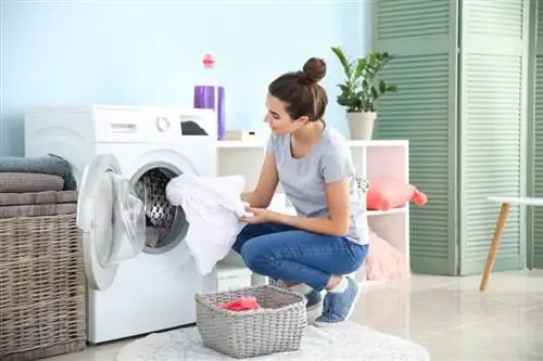 mujer lavando ropa