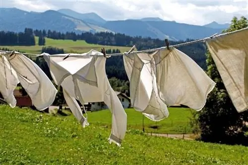 Ropa colgada de un tendedero